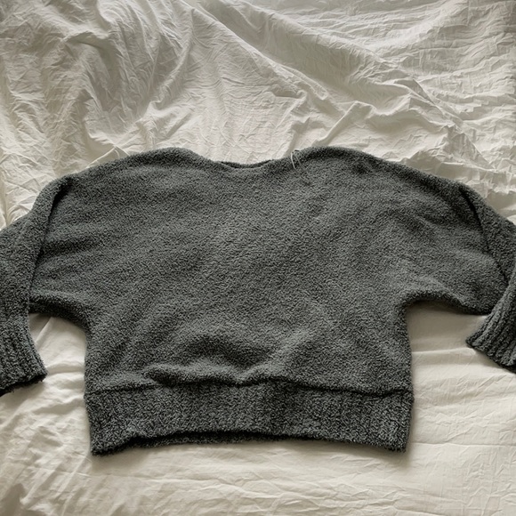 Green sweater - Picture 1 of 4